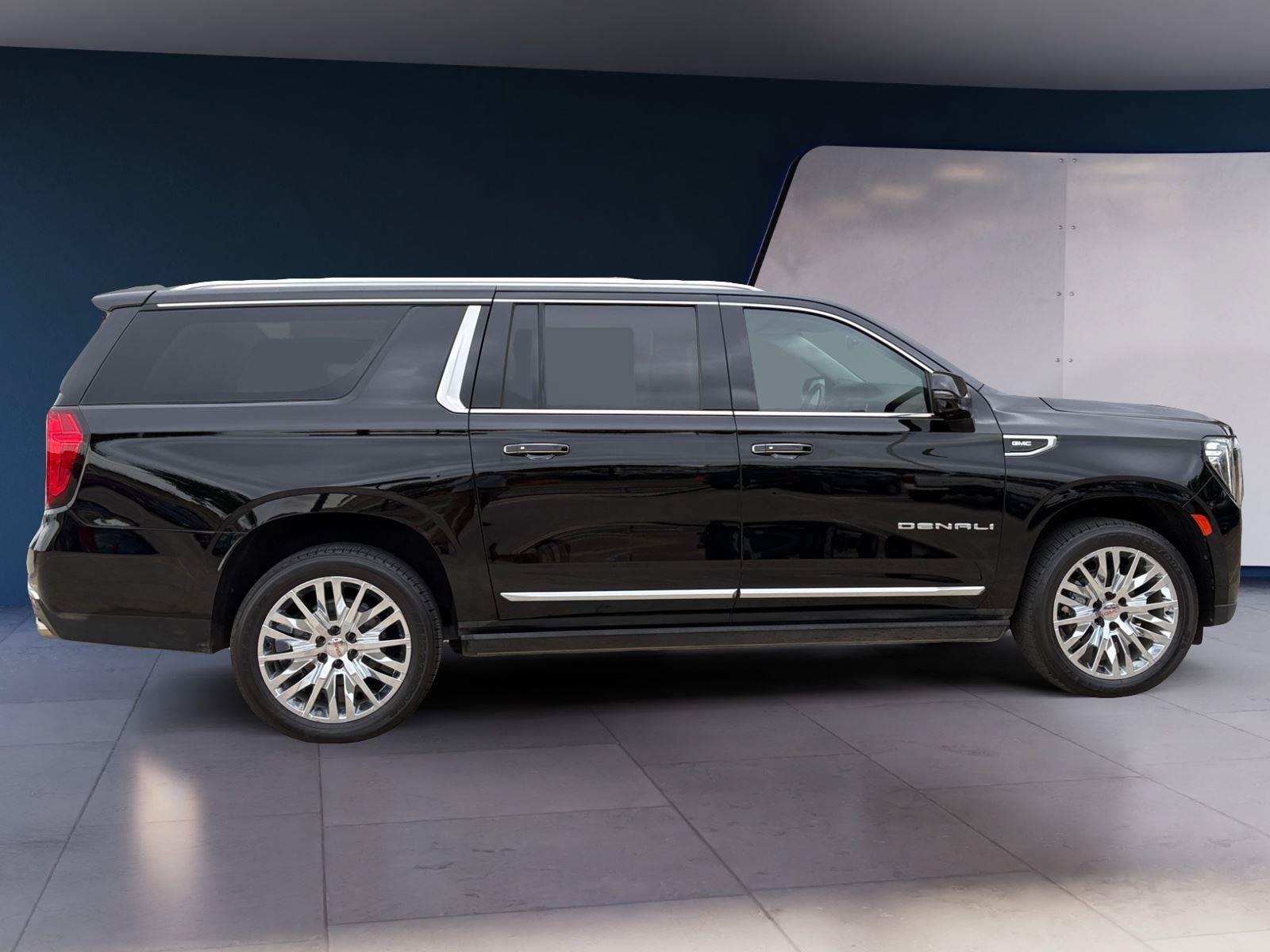 Used 2023 GMC Yukon XL Denali AWD/4WD image 6