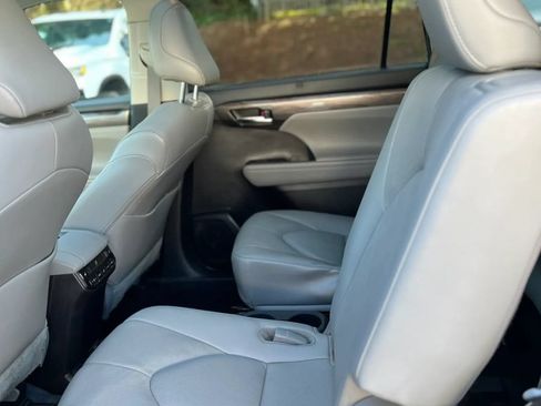 Used 2022 Toyota Highlander Platinum AWD/4WD image 12