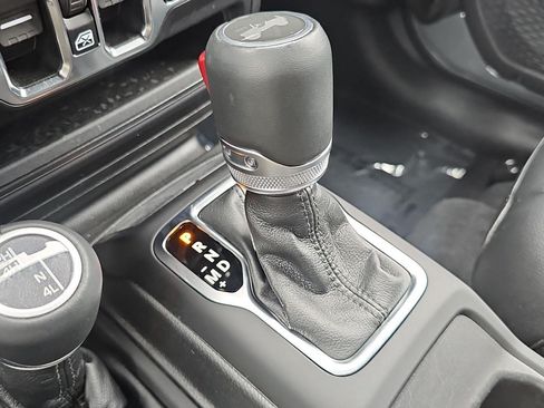Used 2022 Jeep Wrangler Unlimited Sahara AWD/4WD image 21