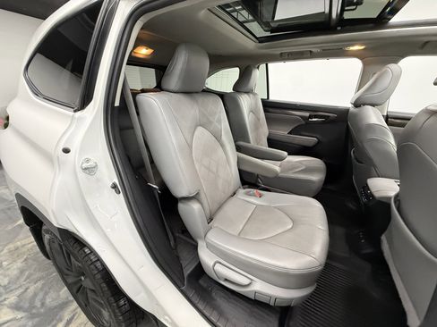 Used 2021 Toyota Highlander Platinum image 25