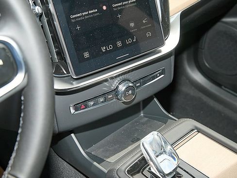 New 2026 Volvo XC90 T8 Plus w/ Protection Package Premier AWD/4WD image 16
