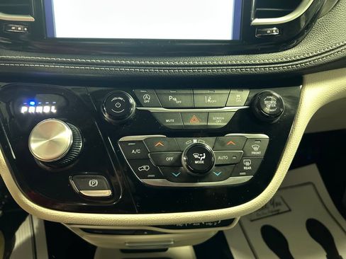 Used 2024 Chrysler Pacifica Touring-L w/ Uconnect Theater Family Group FWD image 19