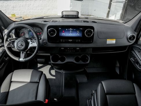 Used 2025 Mercedes-Benz Sprinter 2500 image 21