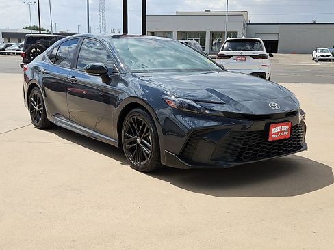Used 2025 Toyota Camry SE FWD image 4