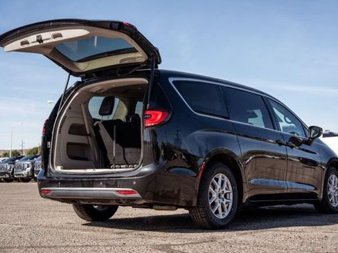 Used 2023 Chrysler Pacifica Touring-L FWD image 5