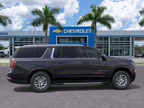 Used 2026 Chevrolet Suburban LT RWD image 7