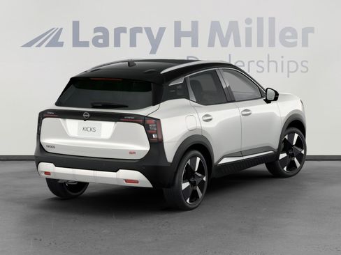 New 2026 Nissan Kicks SR w/ SR Premium Package FWD image 5