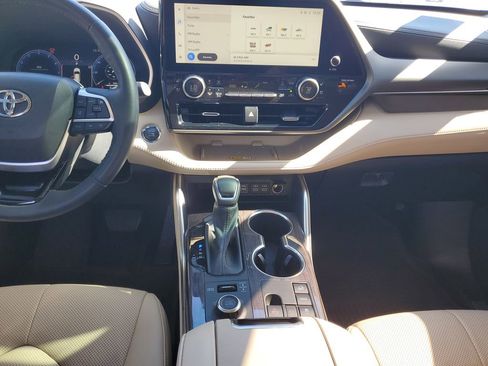 Used 2023 Toyota Highlander Limited image 22