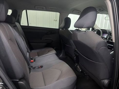 Used 2024 Toyota Highlander LE image 27