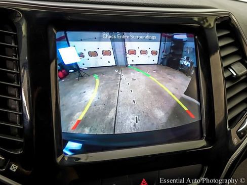 Used 2019 Jeep Cherokee Limited AWD/4WD image 15