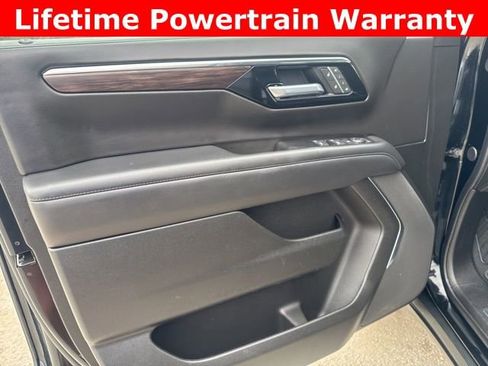 Used 2025 Chevrolet Suburban Z71 image 17