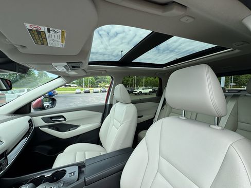 Used 2025 Nissan Rogue SL w/ Tech Package FWD image 9