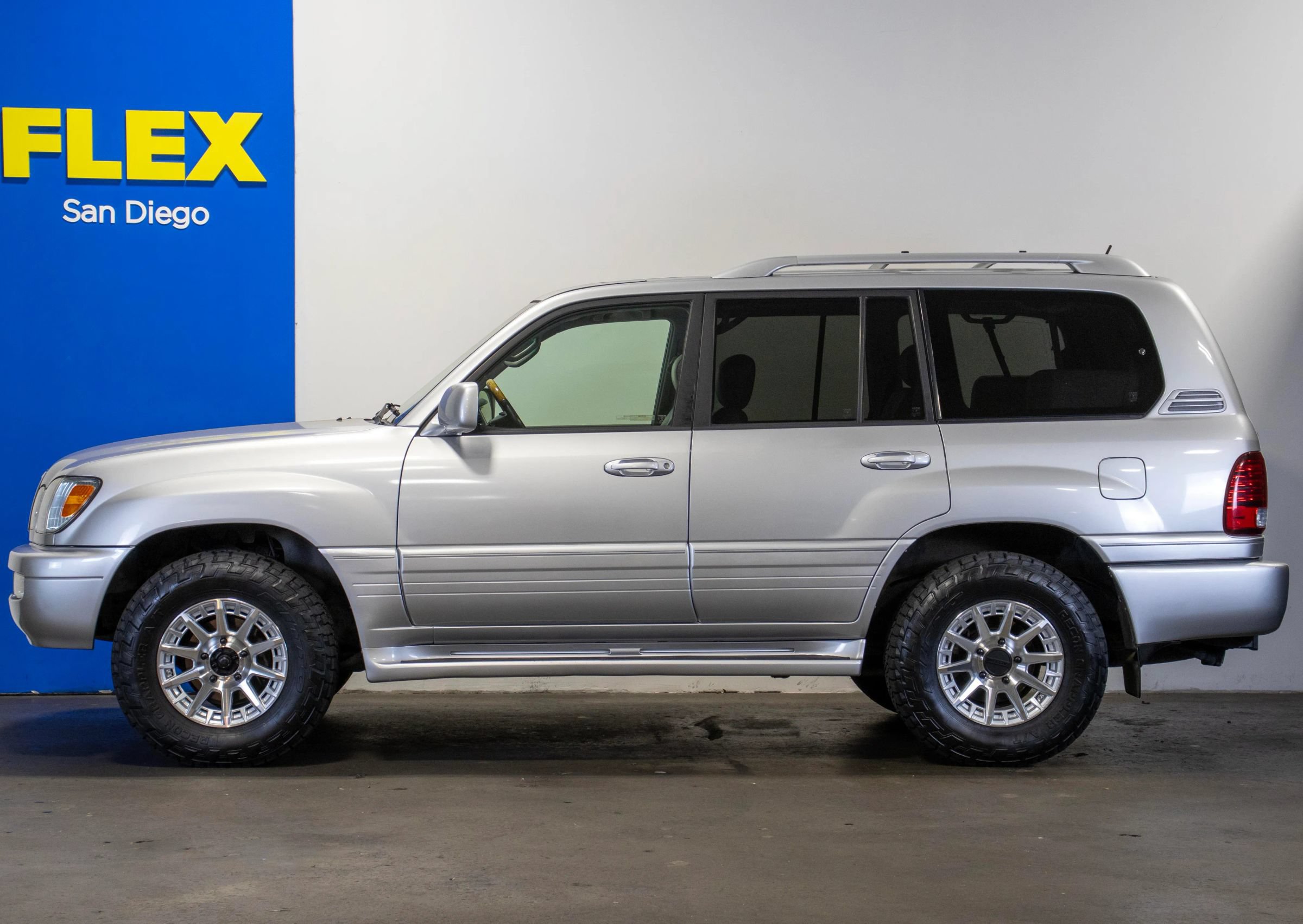 Used 2006 Lexus LX 470 4WD w/ Preferred Accessory Pkg image 2