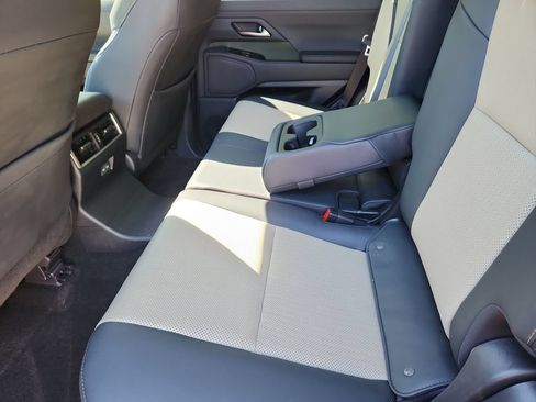 Used 2025 Lexus GX 550 AWD/4WD image 5