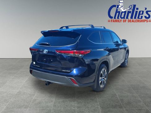Used 2022 Toyota Highlander XLE AWD/4WD image 4