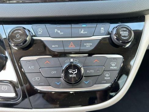 Used 2023 Chrysler Pacifica Touring-L FWD image 16