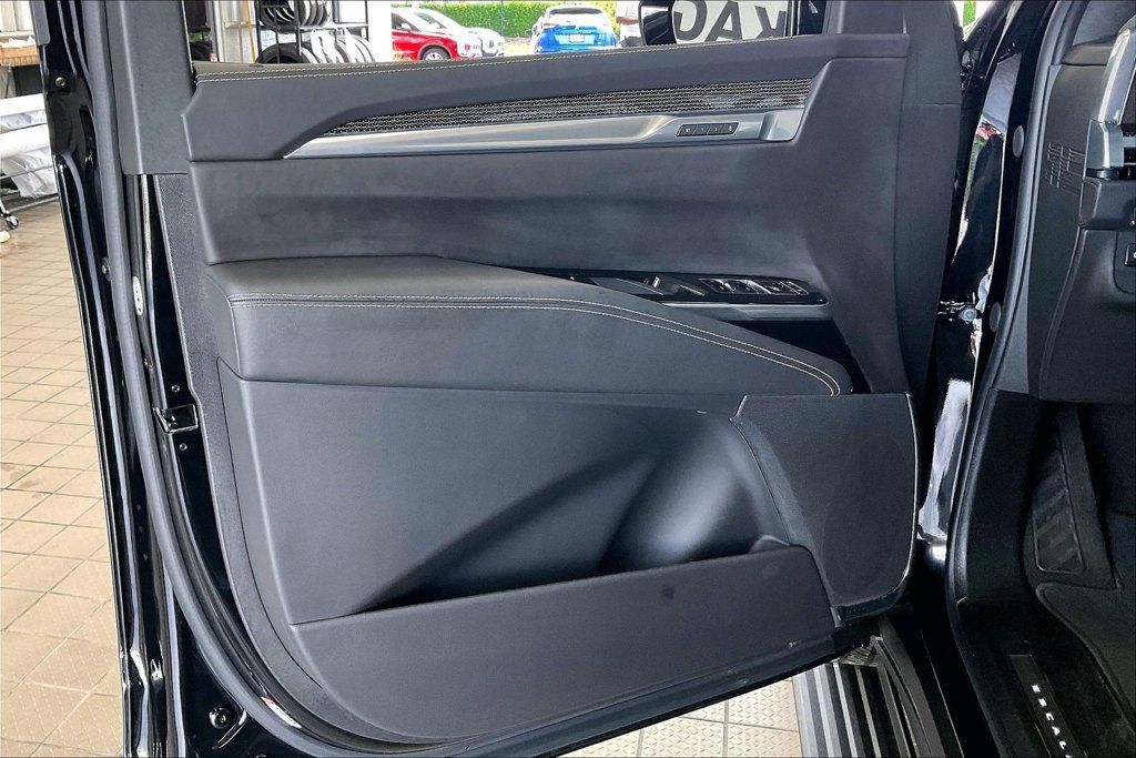 Used 2026 Cadillac Escalade ESV V AWD/4WD image 2