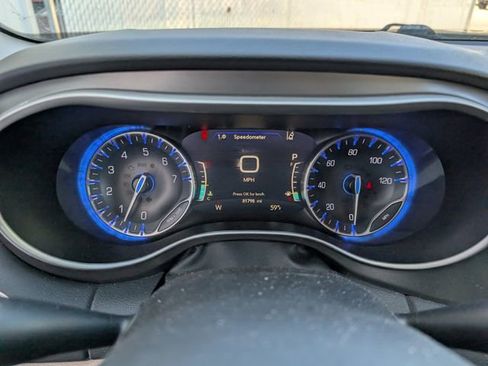 Used 2023 Chrysler Pacifica Touring-L FWD image 10