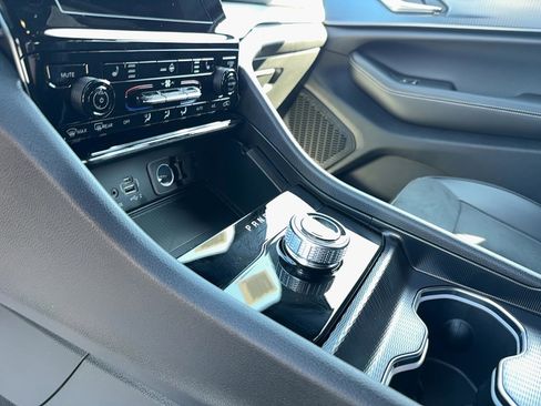 New 2025 Jeep Grand Cherokee Altitude image 16