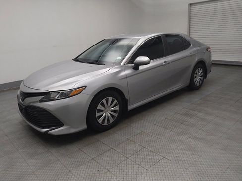 Used 2018 Toyota Camry FWD image 2