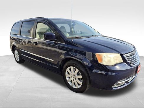 Used 2013 Chrysler Town & Country Touring image 7