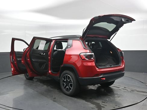 Used 2025 Jeep Compass Trailhawk AWD/4WD image 47