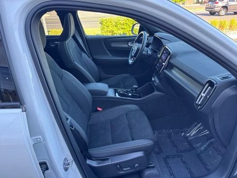 Certified 2025 Volvo XC40 B5 Plus AWD/4WD image 15