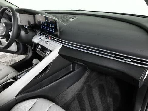 New 2025 Hyundai Elantra Limited image 23