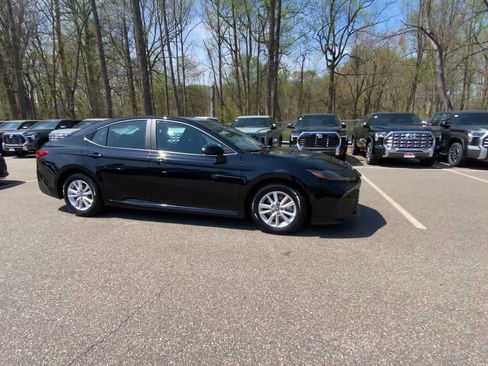 Used 2025 Toyota Camry LE image 6