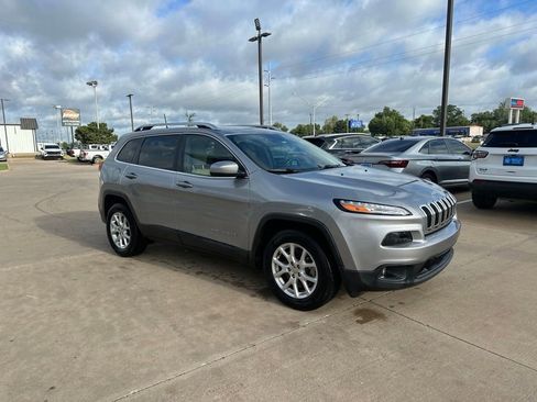 Used 2017 Jeep Cherokee Latitude w/ Comfort/Convenience Group AWD/4WD image 3