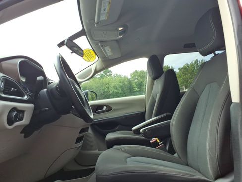 Used 2020 Chrysler Voyager LX w/ Cold Weather Group FWD image 9