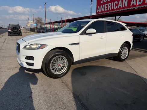 Used 2018 Jaguar F-PACE image 5