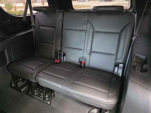 Used 2023 Chevrolet Suburban LT w/ Luxury Package image 14