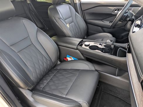 Used 2025 Nissan Rogue Platinum image 14