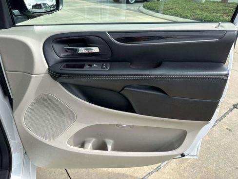 Used 2019 Dodge Grand Caravan SXT image 15