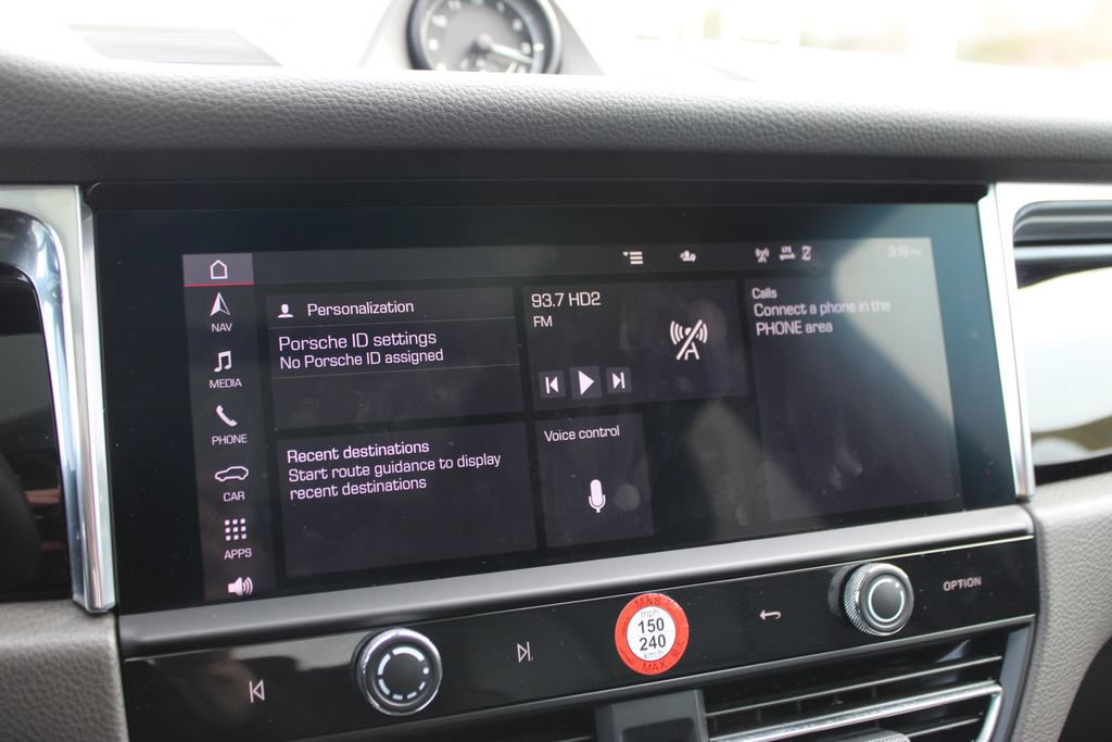 Used 2025 Porsche Macan AWD/4WD image 18
