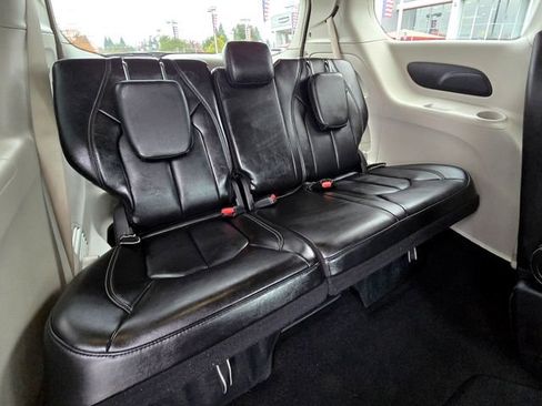 Certified 2024 Chrysler Pacifica Touring-L image 25