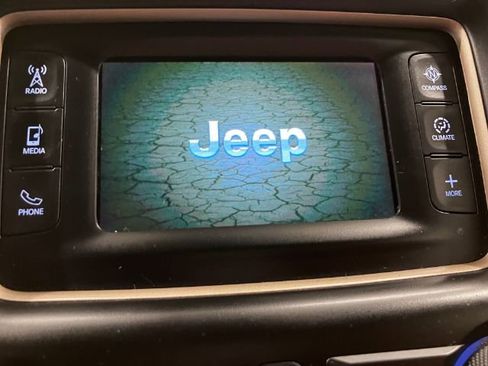 Used 2017 Jeep Grand Cherokee Laredo image 40