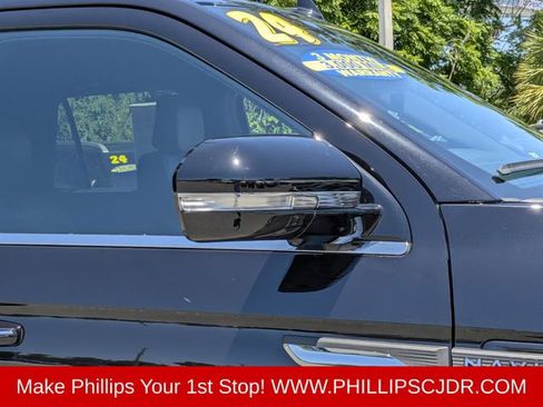 Used 2024 Lincoln Navigator Premiere AWD/4WD image 11