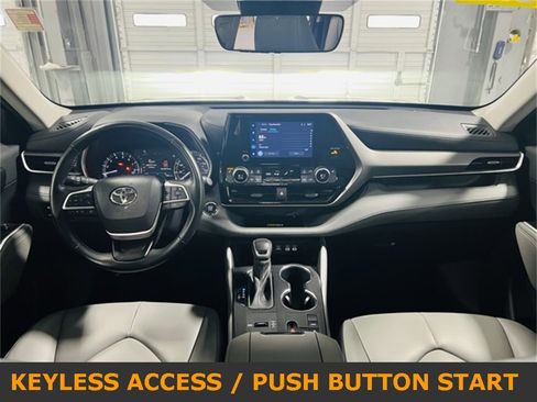 Used 2023 Toyota Highlander XLE image 4