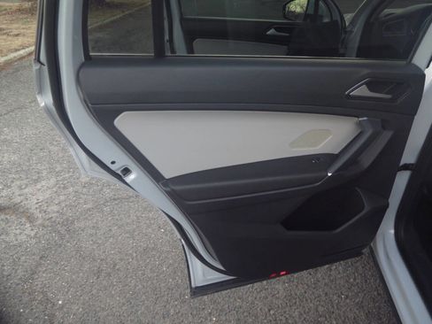 Used 2018 Volkswagen Tiguan SE w/ Panoramic Sunroof Package image 28