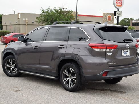 Used 2019 Toyota Highlander Plus FWD image 4