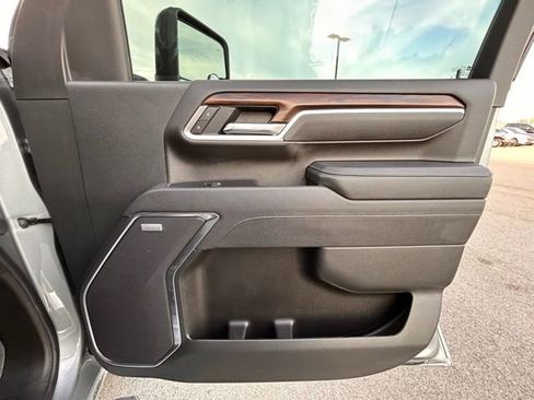 Used 2025 GMC Sierra 3500 SLT w/ SLT Premium Package image 40