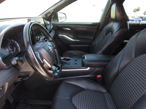 Used 2023 Toyota Highlander XSE FWD image 16