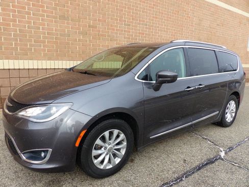 Used 2018 Chrysler Pacifica Touring-L image 1