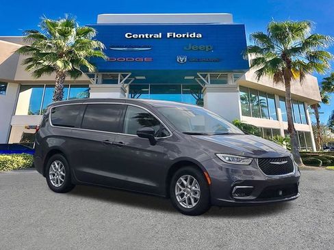 Used 2023 Chrysler Pacifica Touring-L image 2