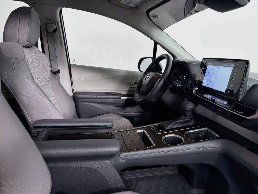 Used 2022 Toyota Sienna LE FWD image 35