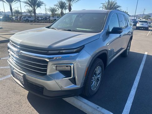 Used 2026 Chevrolet Traverse LT w/ Enhanced Driving Package FWD image 3