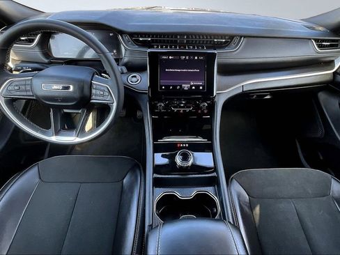 Used 2025 Jeep Grand Cherokee Altitude image 8