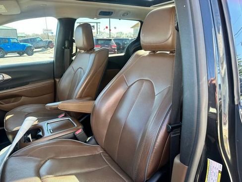 Used 2018 Chrysler Pacifica Limited w/ Tire & Wheel Group image 21